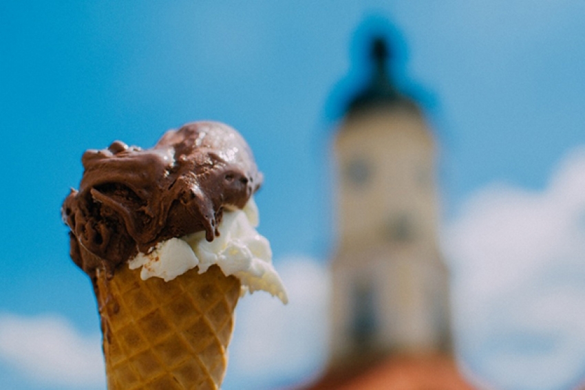 &quot;I like ice cream&quot;. She said (that) she liked ice cream.